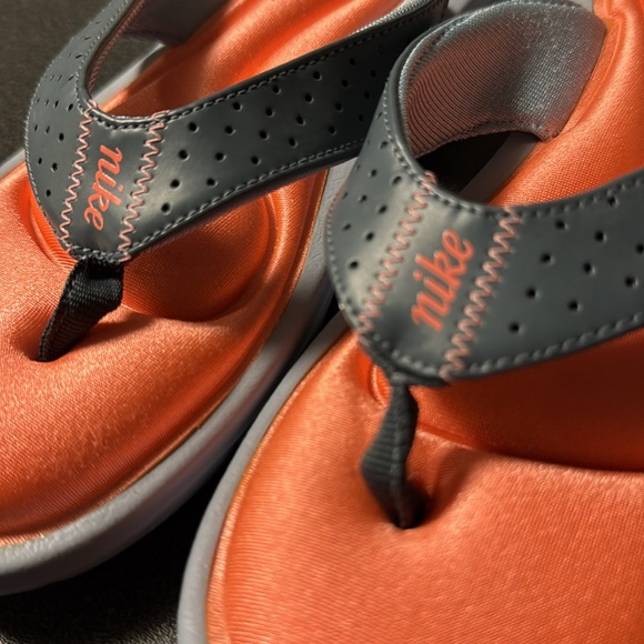 Nike ladies Vibrant Orange and Charcoal Sandals - Picture 2 of 3